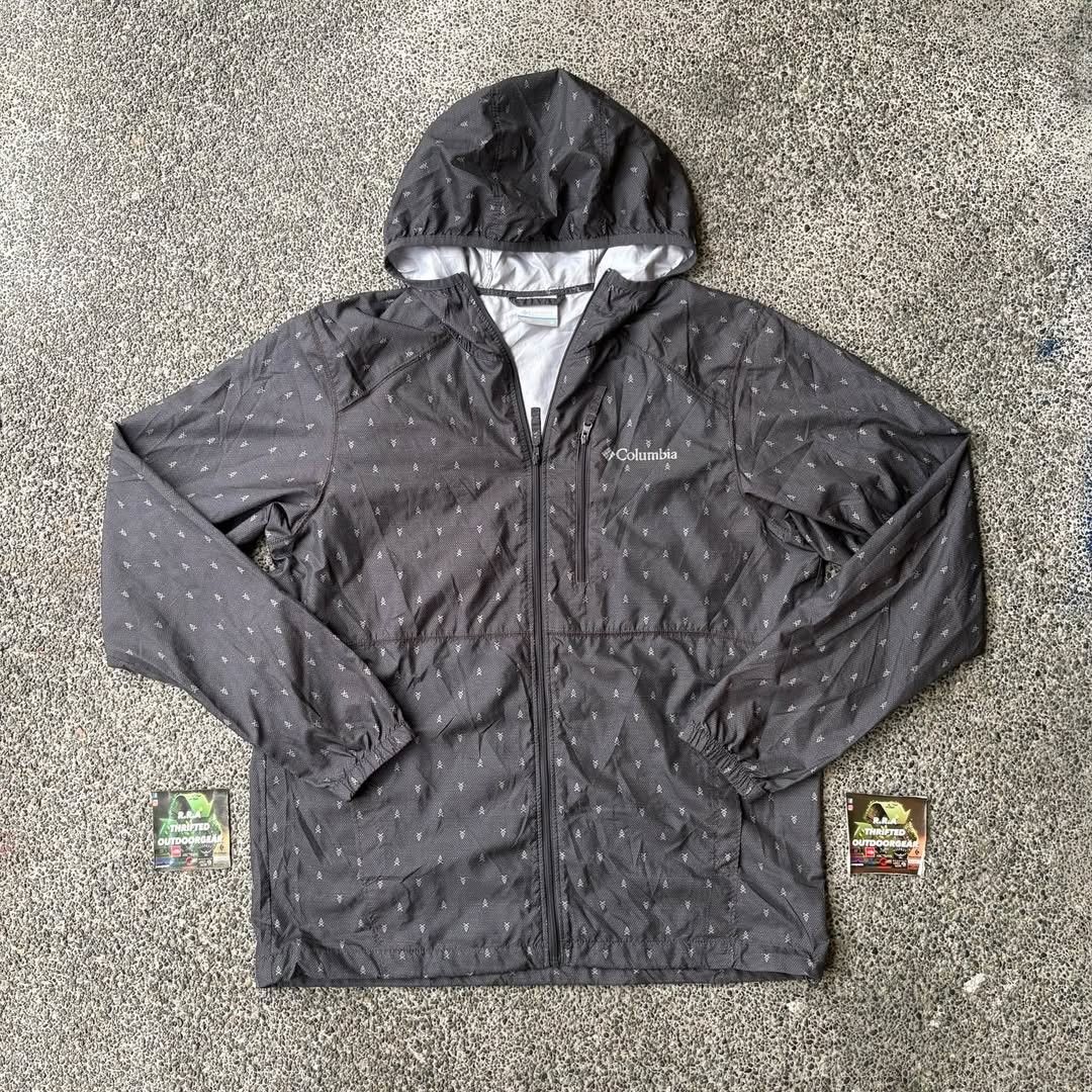 Columbia Flash Forward Windbreaker Print men's jacket (Category: Coats, Jackets and Outerwear) located in Caloocan City. Submitted by rjlthrifts (Listing ID 1471298838, Image 1). Description: Columbia Flash Forward Windbreaker Print men's jacket designed as a lightweight, everyday protective layer. Excellent Condition Color Rate 10/10 M on tag 27 Length 22 Width No Issue. Price. 1,980 Loc. South Caloocan Courier. J&T.