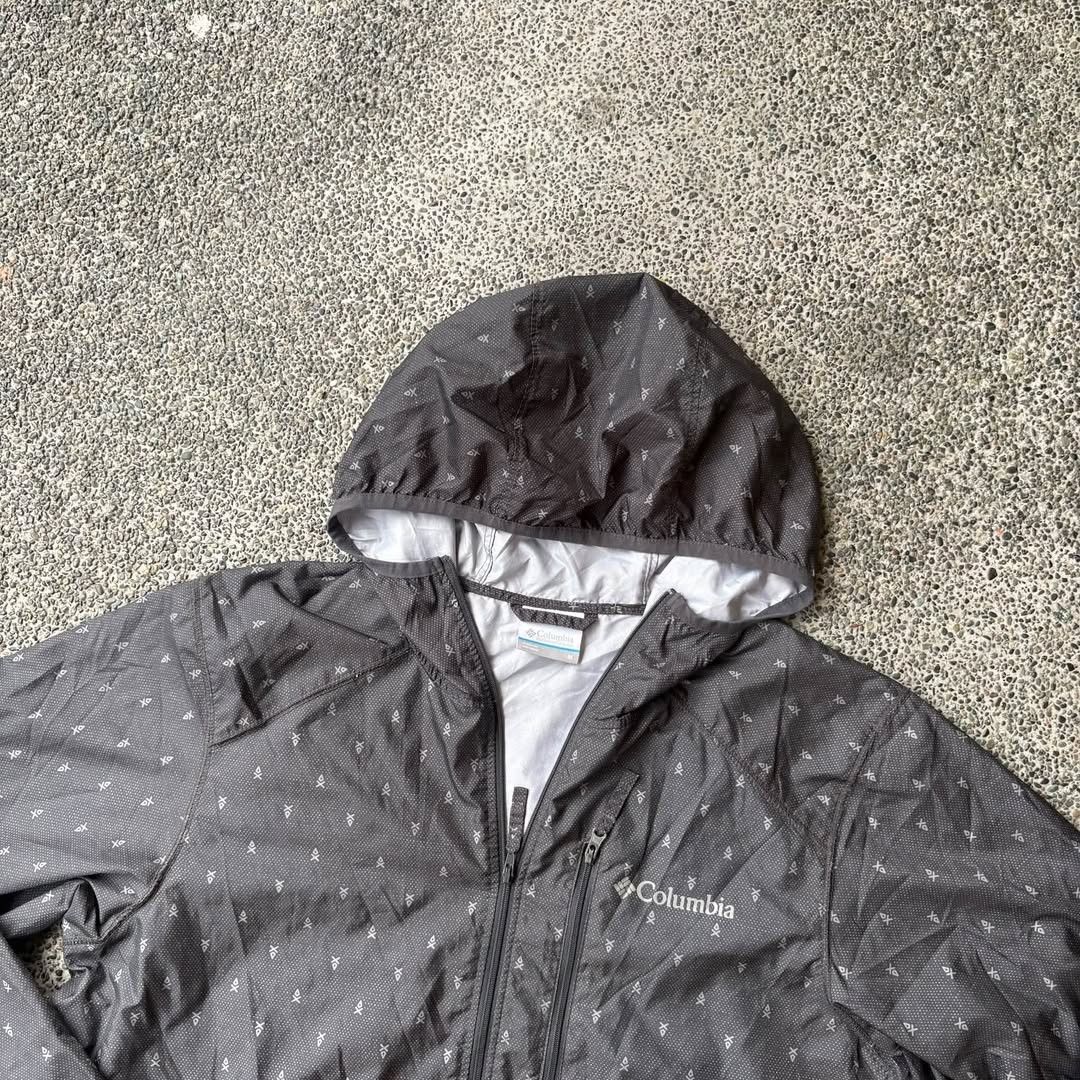 Columbia Flash Forward Windbreaker Print men's jacket (Category: Coats, Jackets and Outerwear) located in Caloocan City. Submitted by rjlthrifts (Listing ID 1471298838, Image 2). Description: Columbia Flash Forward Windbreaker Print men's jacket designed as a lightweight, everyday protective layer. Excellent Condition Color Rate 10/10 M on tag 27 Length 22 Width No Issue. Price. 1,980 Loc. South Caloocan Courier. J&T.