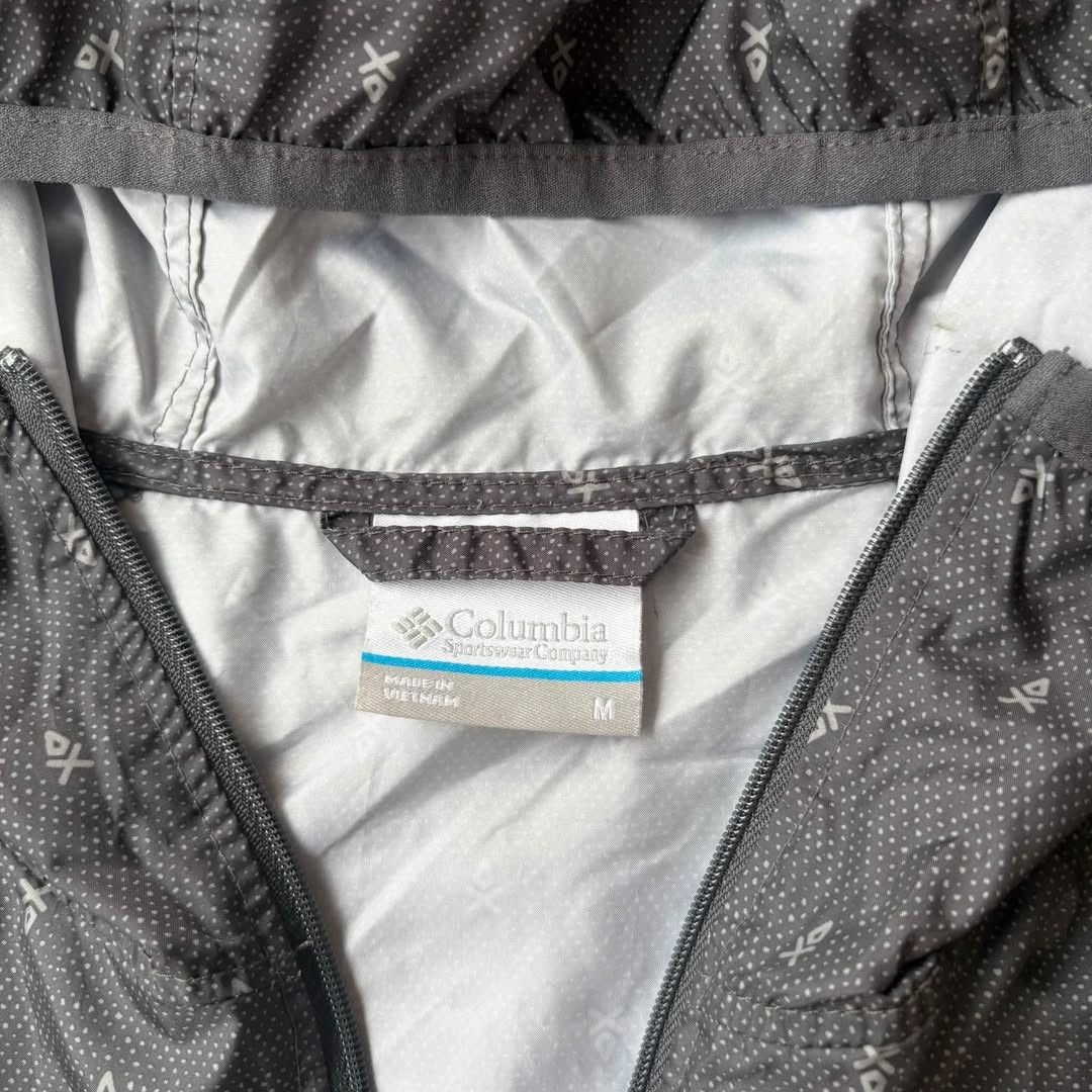 Columbia Flash Forward Windbreaker Print men's jacket (Category: Coats, Jackets and Outerwear) located in Caloocan City. Submitted by rjlthrifts (Listing ID 1471298838, Image 3). Description: Columbia Flash Forward Windbreaker Print men's jacket designed as a lightweight, everyday protective layer. Excellent Condition Color Rate 10/10 M on tag 27 Length 22 Width No Issue. Price. 1,980 Loc. South Caloocan Courier. J&T.