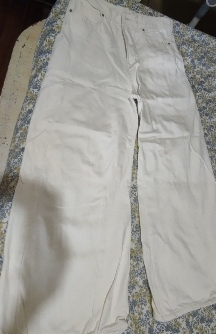 CreamWide Leg Denim Jeans (Category: Jeans) located in Manila. Submitted by lene48 (Listing ID 1471338581, Image 1). Description: - Color: Clean white - Style: Wide-leg denim jeans with chic front seam details - Closure: Classic button and zip closure - Pockets: Functional front and back pockets - Condition: Brand new with fabric tags and interior labels attached - Versatility: Neutral shade that pairs easily with various tops and footwear.