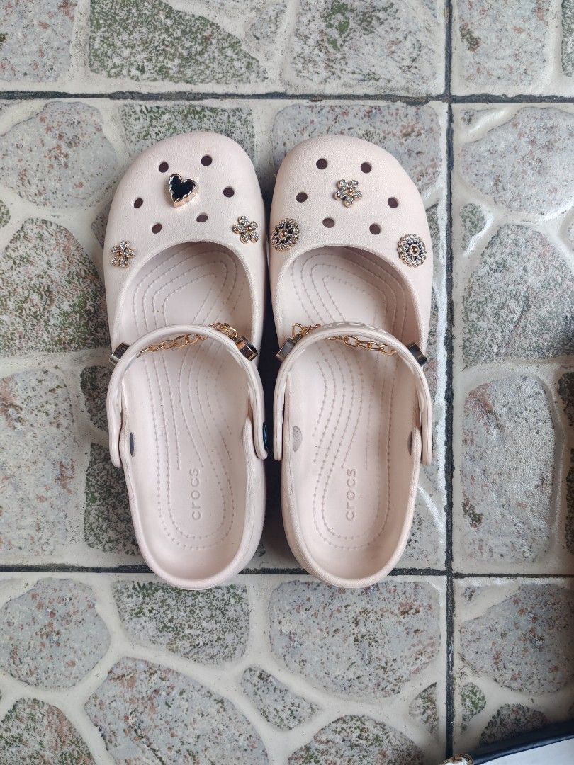 Crocs Ballet women (Category: Slippers and slides) located in Taguig. Submitted by valentinekiwi (Listing ID 1471324658, Image 2). Description: - Brand: Crocs ballet (Model 211994) - Authentic/ original - Size: Women's US 7 - Color: Pink - Used only once, good as new - loc: west rembo, taguig.