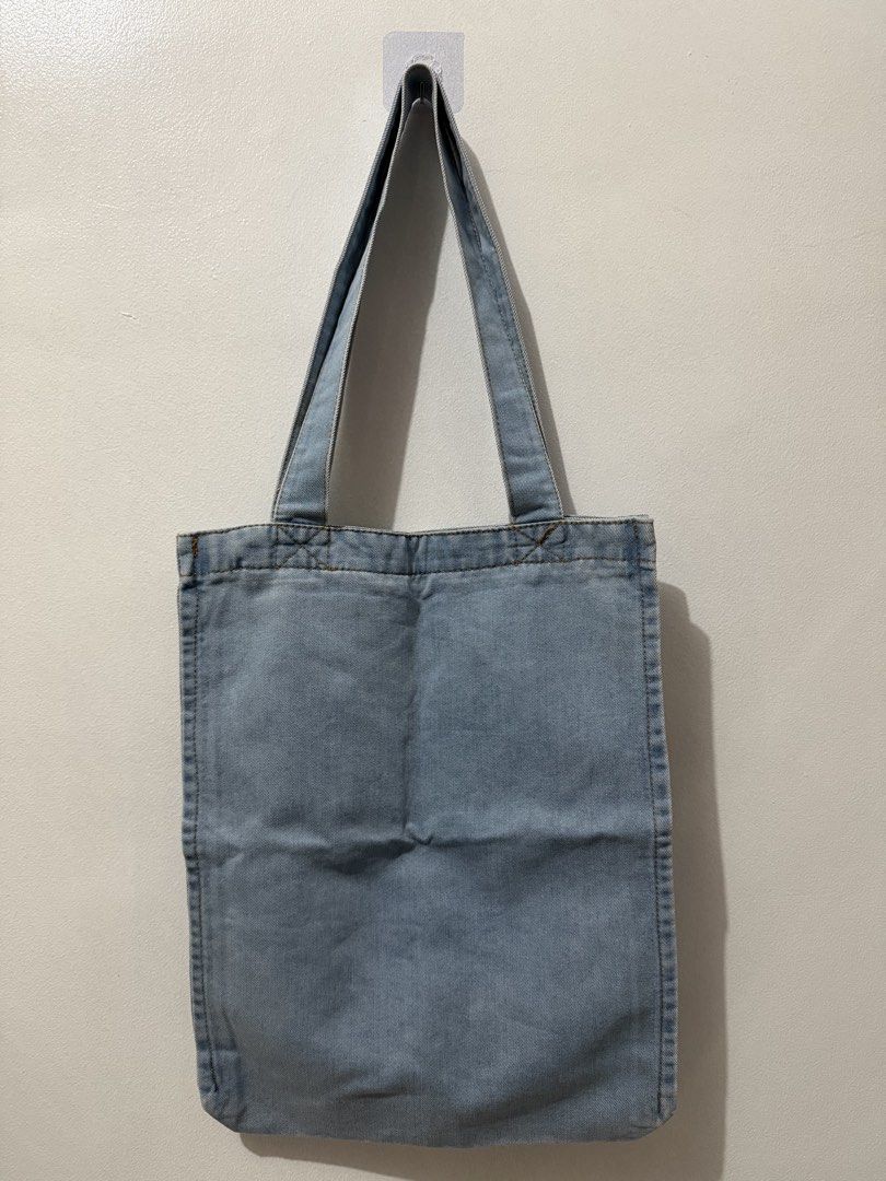 Denim Tote Bag (Category: Tote Bags) located in Pasig City. Submitted by yoroshikuonegaishimasu (Listing ID 1471391279, Image 2). Description: Light wash denim tote bag Zipper closure but missing puller (jacket type) Open slip pocket Size: Height: 15.5 in Length: 13 in Width: 1.5 in Payment first via GCash or Paymaya only No Meet-up/COD/COP/Rider Abono No return, exchange or refund Delivery: Grab or Lalamove J&T (during weekend only) Location: Pa