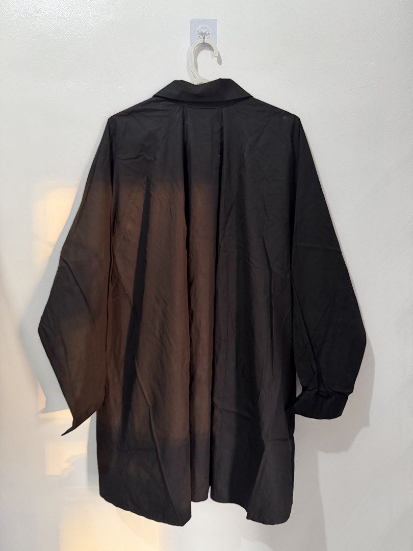 Director Black Long Sleeve Button-Down Shirt (Category: Longsleeves) located in Pasig City. Submitted by yoroshikuonegaishimasu (Listing ID 1471337841, Image 3). Description: Oversized with pointed collar and buttoned cuffs Payment first via GCash or Paymaya only No Meet-up/COD/COP/Rider Abono No return, exchange or refund Delivery: Grab or Lalamove J&T (during weekend only) Location: Pasig.