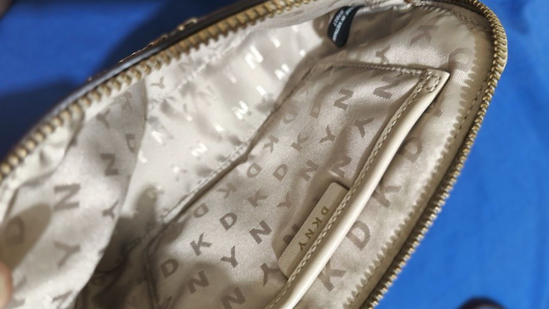 DKNY crossbody (Category: Cross-body Bags) located in Cavite. Submitted by tabachingching2208 (Listing ID 1471338780, Image 3). Description: .