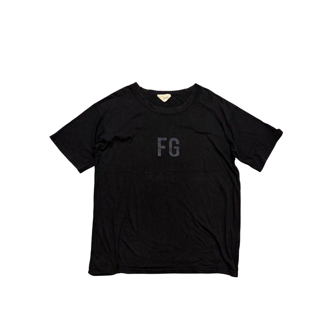 Fear of God Black Tee (Category: Tshirts & Polo Shirts ) located in Roxas City. Submitted by dailydrops.5800 (Listing ID 1471435911, Image 1). Description: Fear of God Black Tee Size: Large Measurements are in Inches Width: 22 Length: 27 Issue: Signs of Usage Price: 250 + Shipping Fee Feel free to DM us if you have questions.😉 for more contact info see last slide.
