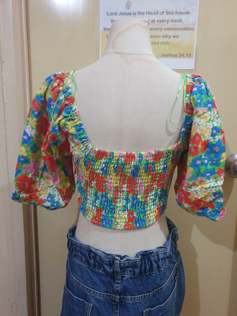 Floral Print Puff Sleeve Crop Top (Category: Blouses) located in Manila. Submitted by marikit16 (Listing ID 1471382203, Image 2). Description: - Style: Floral print crop top with short puff sleeves and square neckline - Design: Colorful all-over red, blue, green, and yellow flower pattern - Fit: Pairs perfectly with high-waisted denim jeans - Occasion: Great statement piece for sunny days out or casual lakwatsas - Condition: like new.