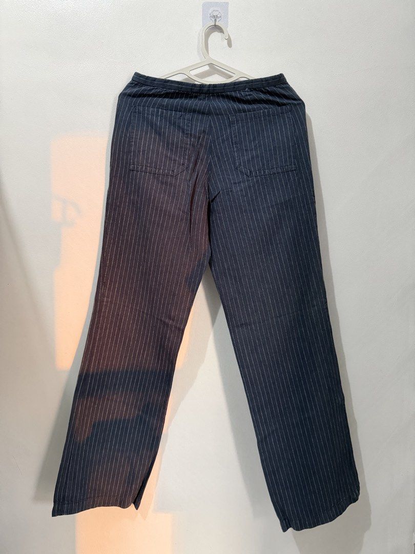 Giordano Linen Pinstripe Drawstring Pants Navy Blue (Category: Other Bottoms) located in Pasig City. Submitted by yoroshikuonegaishimasu (Listing ID 1471342142, Image 2). Description: Payment first via GCash or Paymaya only No Meet-up/COD/COP/Rider Abono No return, exchange or refund Delivery: Grab or Lalamove J&T (during weekend only) Location: Pasig.