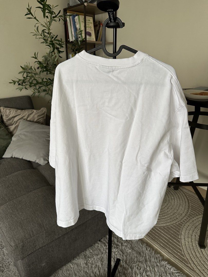 H&M (Category: Tshirts & Polo Shirts ) located in Quezon City. Submitted by manhattanthings (Listing ID 1471314715, Image 3). Description: H&M Oversized (Large) Used once RFS: Declutter Buy 2, Get 5% Discount Buy 4, Get 10% Discount.