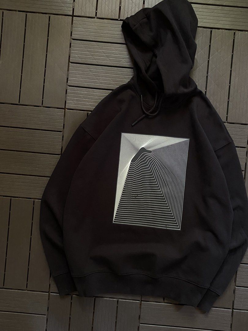 H&M Black Graphic Pullover Hoodie (Category: Coats, Jackets and Outerwear) located in Puerto Princesa. Submitted by streetnfinds (Listing ID 1471421934, Image 2). Description: Length: 25.5" Width: 22" Sleeve Length: 22" Large.