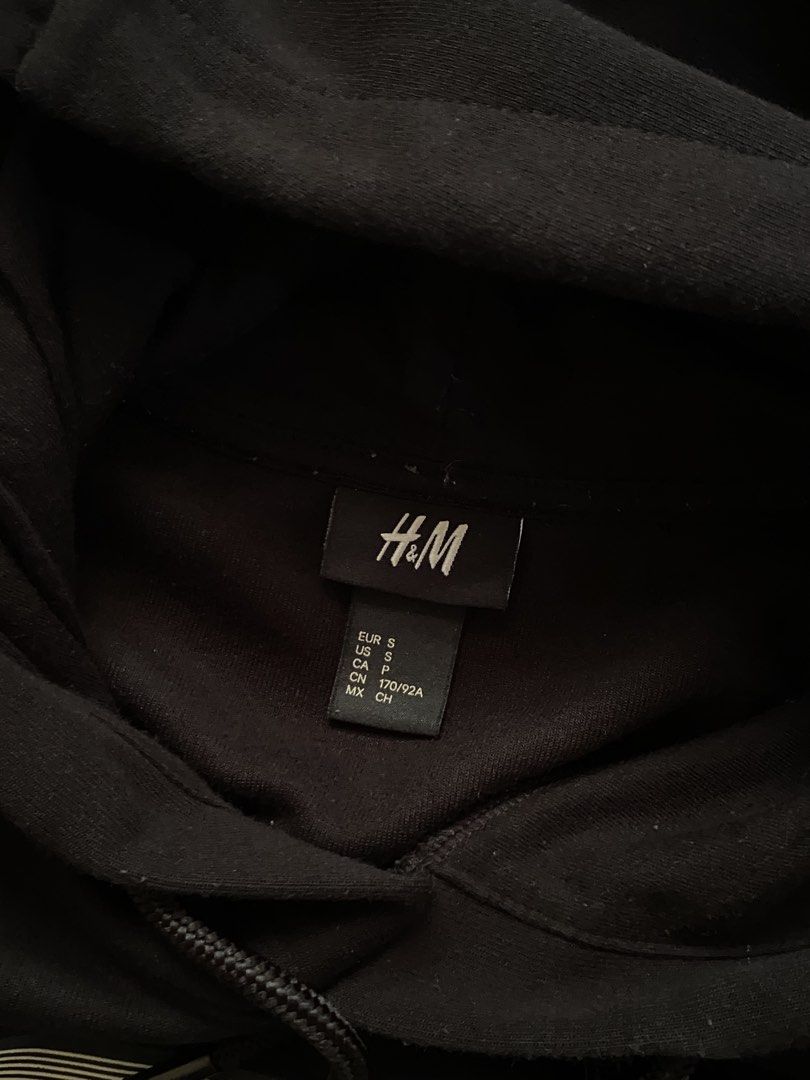 H&M Black Graphic Pullover Hoodie (Category: Coats, Jackets and Outerwear) located in Puerto Princesa. Submitted by streetnfinds (Listing ID 1471421934, Image 3). Description: Length: 25.5" Width: 22" Sleeve Length: 22" Large.