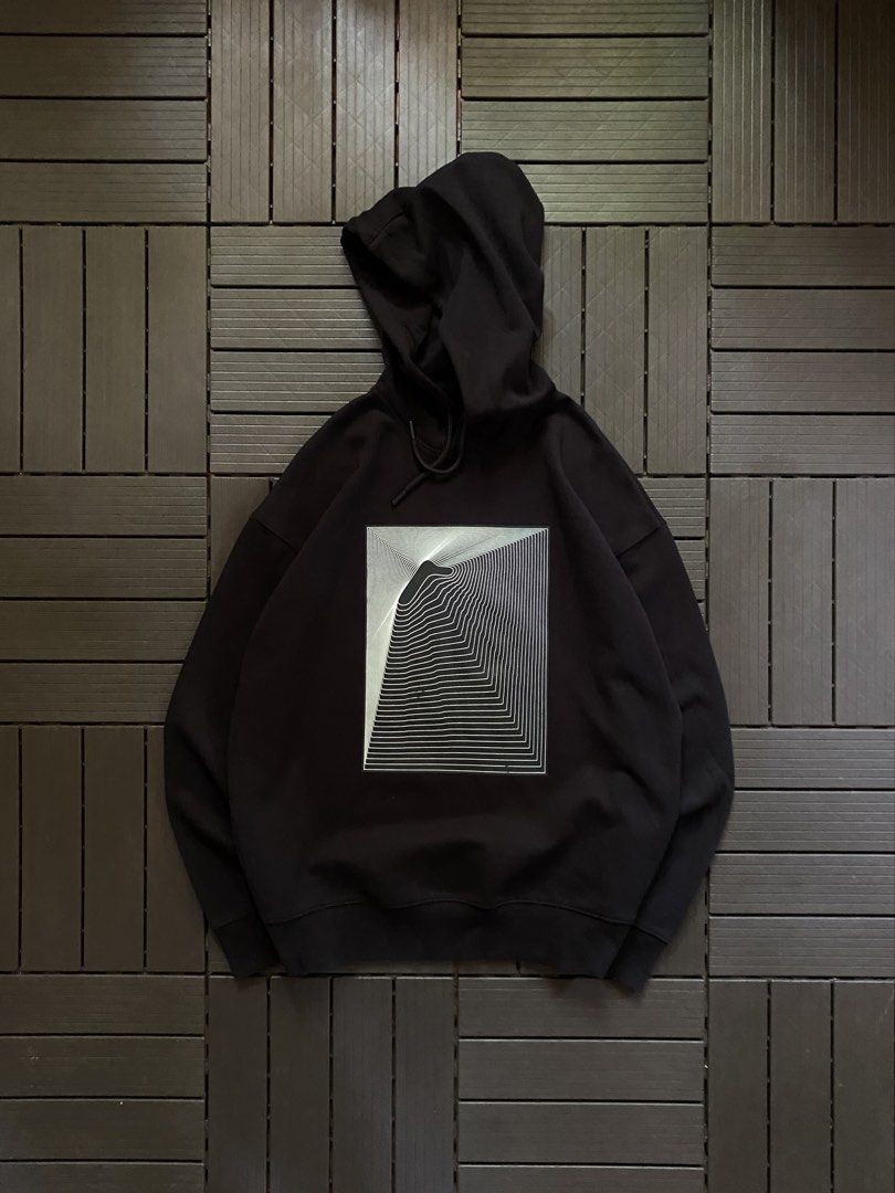 H&M Black Graphic Pullover Hoodie (Category: Coats, Jackets and Outerwear) located in Puerto Princesa. Submitted by streetnfinds (Listing ID 1471421934, Image 1). Description: Length: 25.5" Width: 22" Sleeve Length: 22" Large.