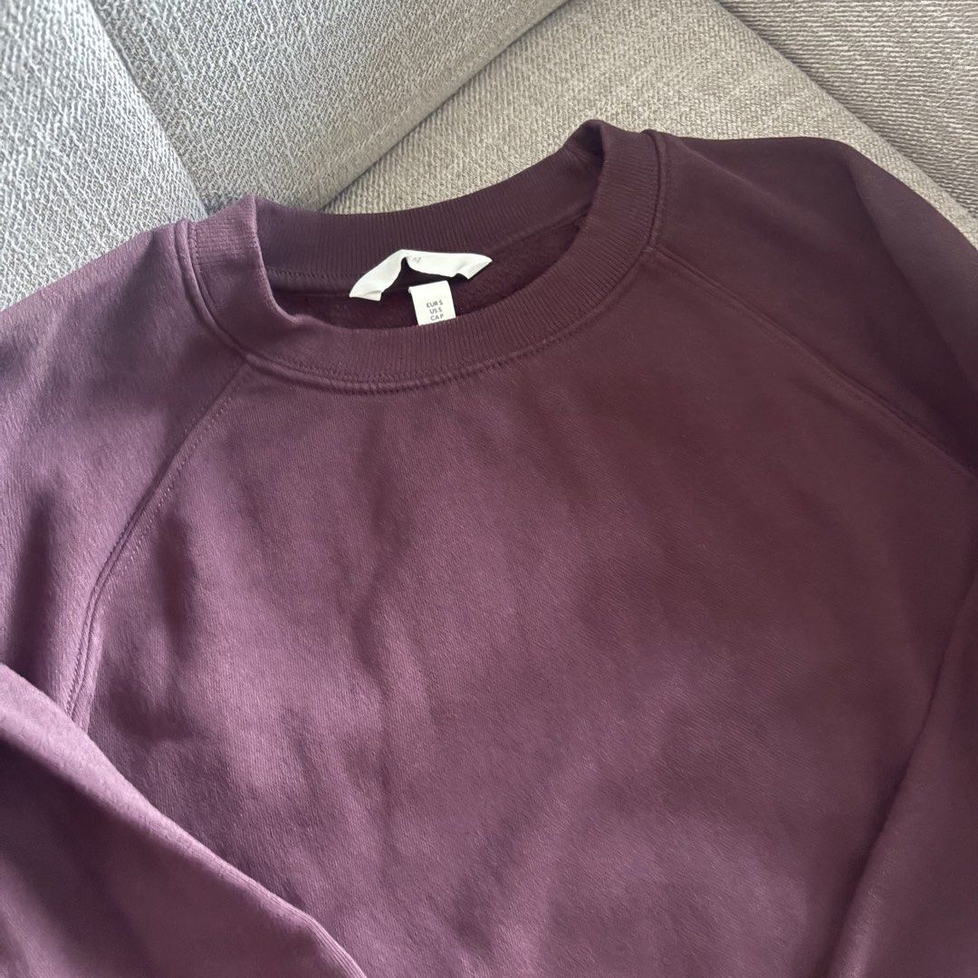H&M Burgundy Sweatshirt Size S (Category: Coats, Jackets and Outerwear) located in Pasig City. Submitted by _jinwifeu_ (Listing ID 1471380759, Image 2). Description: 📏 fits small to medium 📍 ortigas, pasig 💸 maribank,bdo, gcash, maya 🚚 same day delivery (lalamove, grab etc).