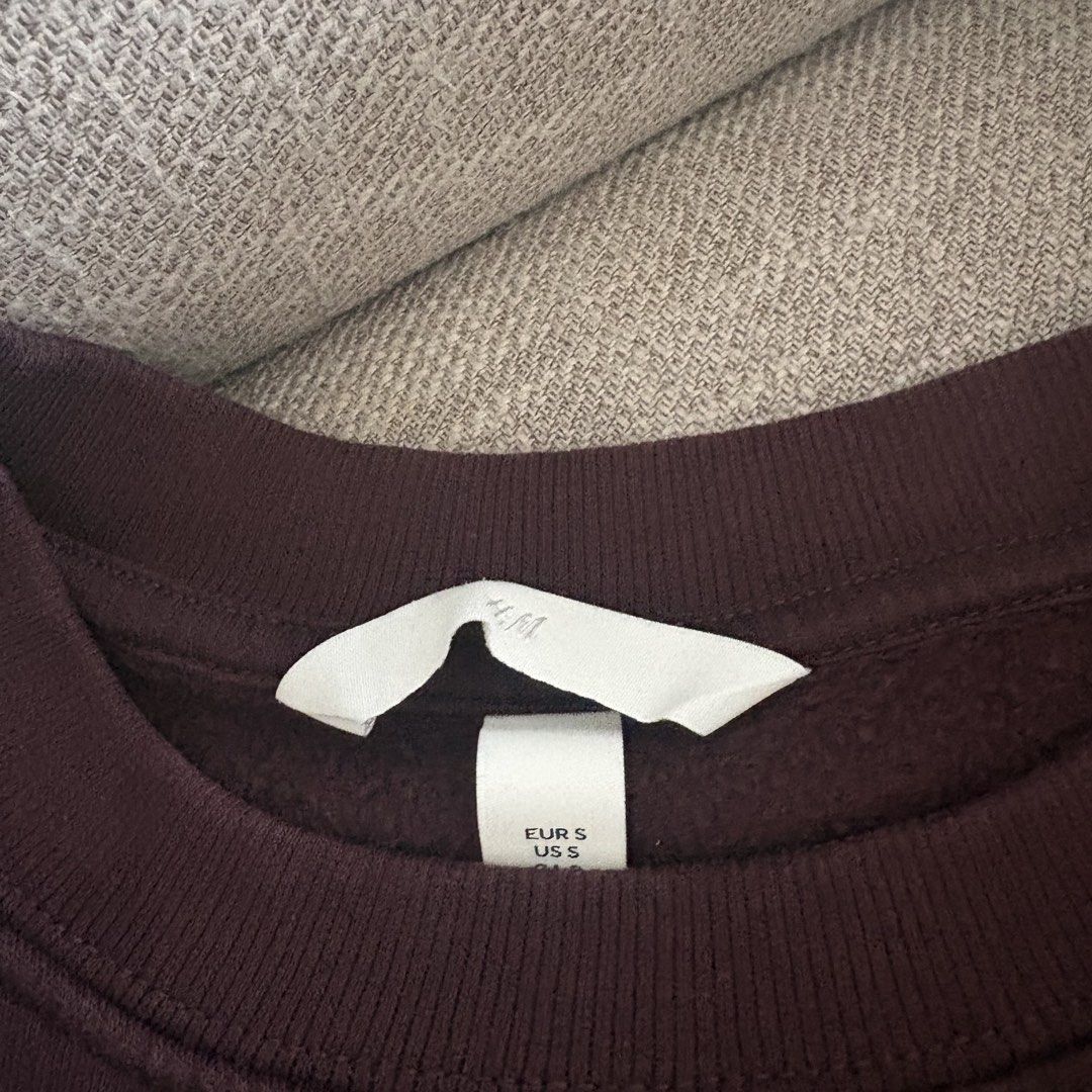 H&M Burgundy Sweatshirt Size S (Category: Coats, Jackets and Outerwear) located in Pasig City. Submitted by _jinwifeu_ (Listing ID 1471380759, Image 3). Description: 📏 fits small to medium 📍 ortigas, pasig 💸 maribank,bdo, gcash, maya 🚚 same day delivery (lalamove, grab etc).