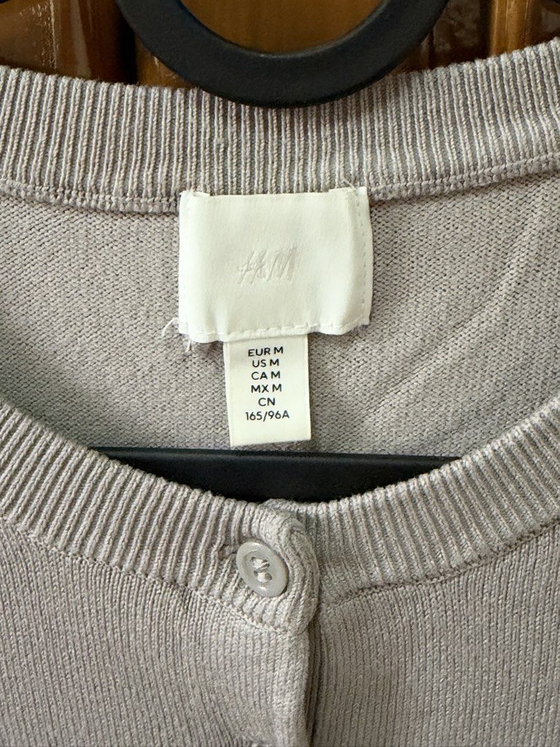 H&M Light Grey Knit Cardigan Size M (Category: Coats, Jackets and Outerwear) located in Rizal. Submitted by shop.preloved.ph (Listing ID 1471356050, Image 2). Description: - no stain - walang tastas - shoulder = 38” - length = 48” RFS: hindi na po ginagamit.