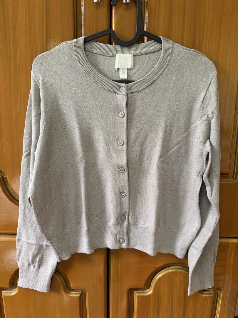 H&M Light Grey Knit Cardigan Size M (Category: Coats, Jackets and Outerwear) located in Rizal. Submitted by shop.preloved.ph (Listing ID 1471356050, Image 1). Description: - no stain - walang tastas - shoulder = 38” - length = 48” RFS: hindi na po ginagamit.