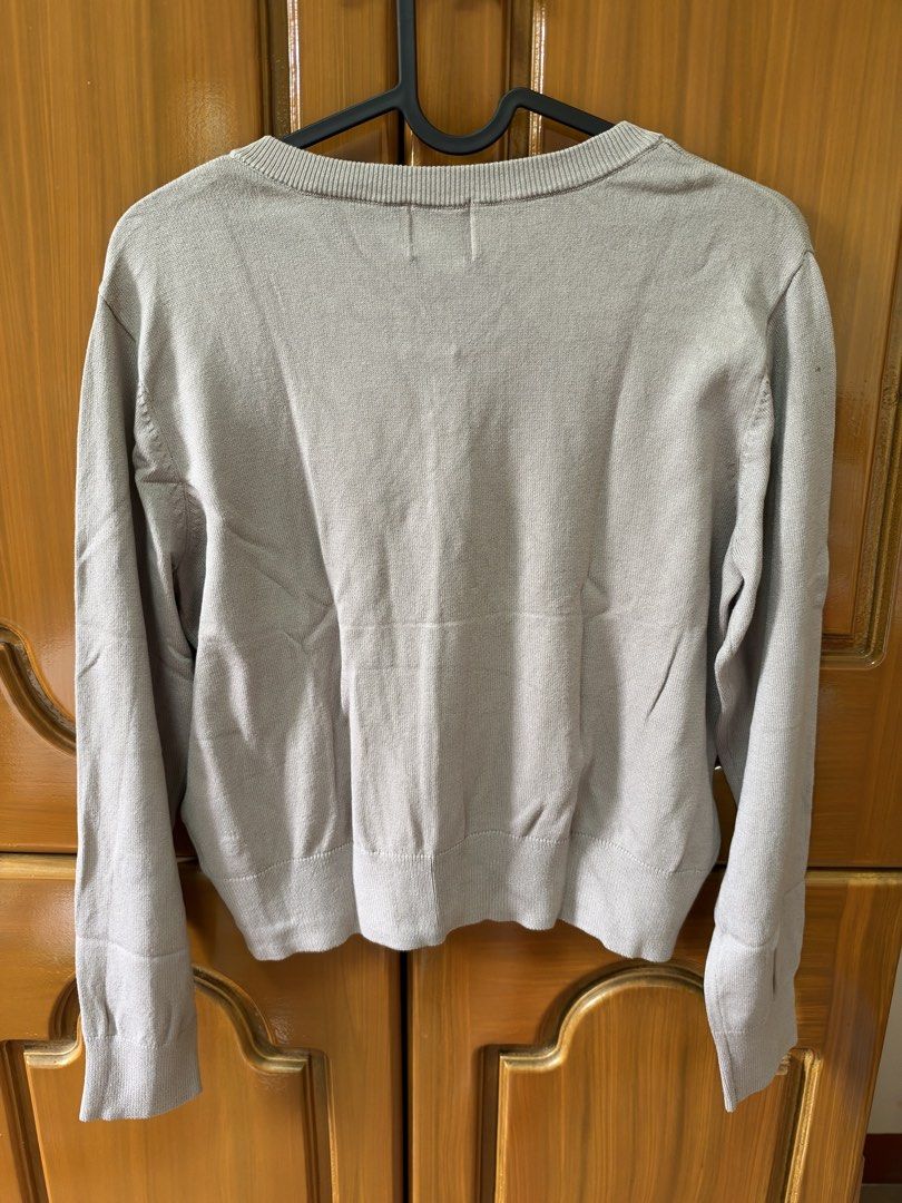 H&M Light Grey Knit Cardigan Size M (Category: Coats, Jackets and Outerwear) located in Rizal. Submitted by shop.preloved.ph (Listing ID 1471356050, Image 3). Description: - no stain - walang tastas - shoulder = 38” - length = 48” RFS: hindi na po ginagamit.
