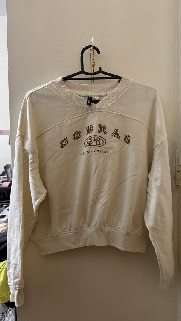 H&M Sweatshirt Size L (Category: Coats, Jackets and Outerwear) located in Makati City. Submitted by andrae.thomas (Listing ID 1471366932, Image 1). Description: - Brand: H&M Divided - Color: Cream with brown Arizona Cobras chest graphic - Size: L - Details: Ribbed v-insert at the neckline, dropped shoulders - Condition: Pre-loved with a tiny stain (please refer to the last photo for details) MAKATI AREA Meet Up: TAFT, Dlsu, CSB, Cash and Carry Fi