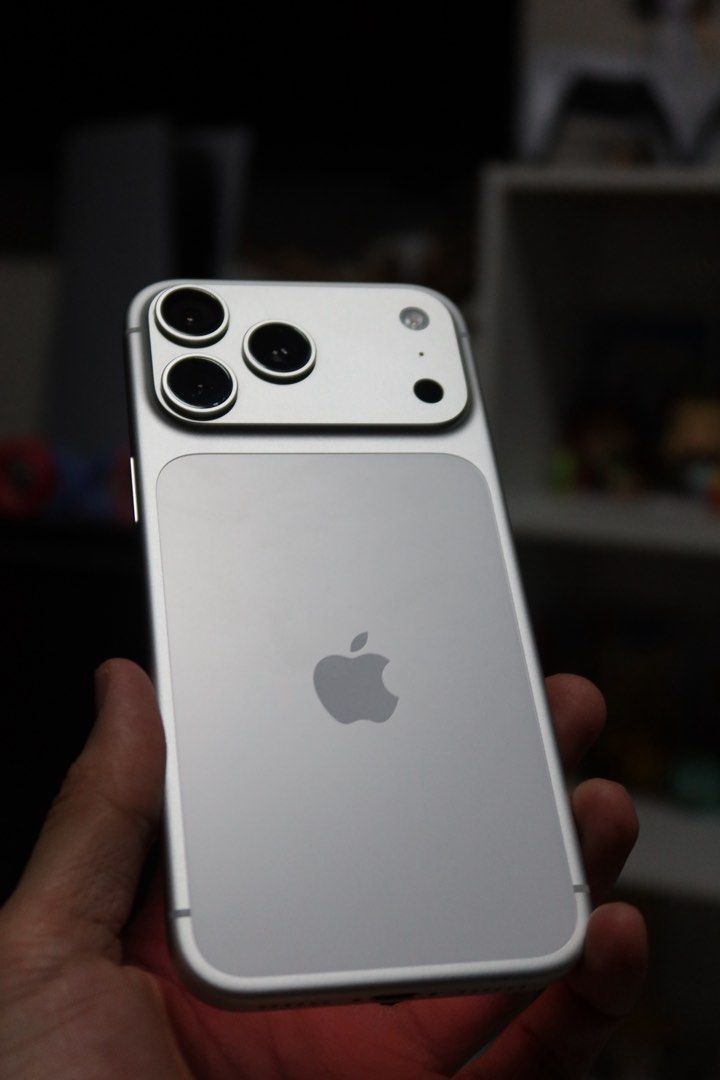 iPhone 17 Pro Max 2TB (Category: iPhone 17 Series) located in Plaridel. Submitted by japanfindscobulacan (Listing ID 1471330003, Image 2). Description: Used iPhone 17 Pro Max 2 TB Silver With box and unused cable Bought from Beyond the Box With free Casetify case worth P4,000 92% Batt Health RFS: Upgraded to iPhone Duo.