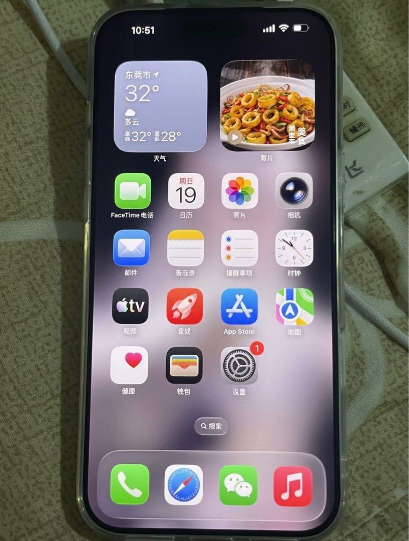 Iphone 17 Pro Max in Silver (Category: iPhone 17 Series) located in Pasig City. Submitted by yangstudios (Listing ID 1471453481, Image 3). Description: !! not apple - from Singapore - 256gb with dual sim no issues - 100% battery health - A19 pro chip - comes with the box, charging cord friend bought this when he lost his iphone. found it a couple of days later .