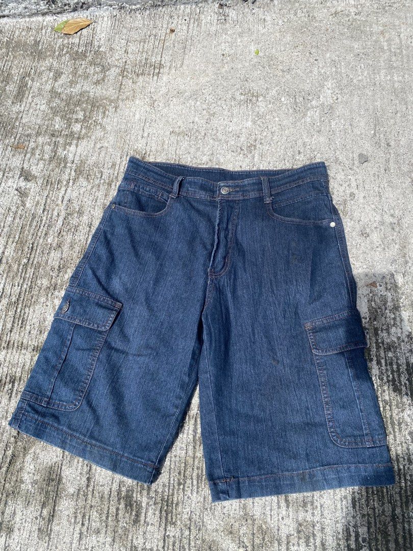 LAFOELE wash denim cargo shorts (Category: Shorts) located in Manila. Submitted by mystic.enrique_romulo (Listing ID 1471328741, Image 2). Description: - Style: Dark wash denim cargo shorts with a straight fit - Details: Eye-catching orange contrast stitching and branded patch on the back waistband - Pockets: Multiple utility side pockets and classic back pockets - Closure: Secure button closure with built-in belt loops - Material: Structured 100
