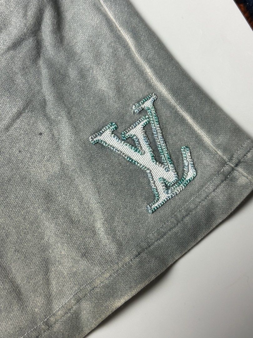 Louis vuitton (Category: Luxury Apparel) located in Orani. Submitted by ajgav69 (Listing ID 1471297603, Image 3). Description: Lv distress paint Size large 30-38 waistline 20 length Excllent Bataan location!.