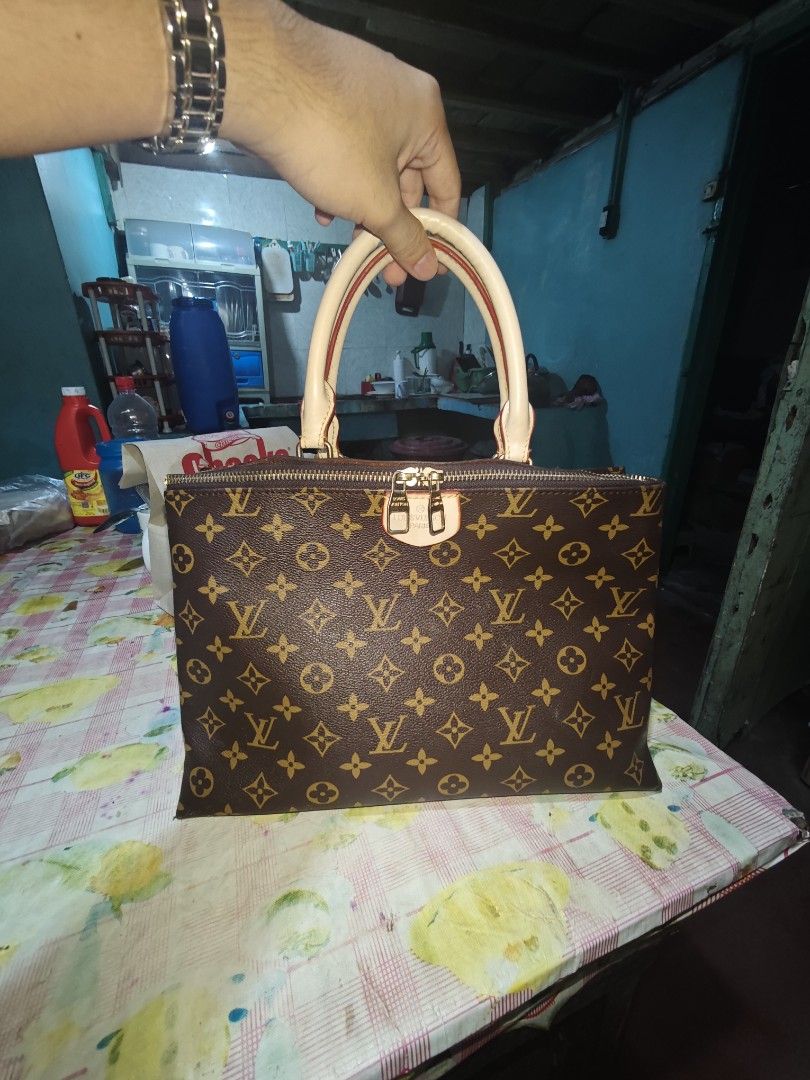 Louis Vuitton (Category: Luxury Bags & Wallets) located in Calauag. Submitted by cou1_h (Listing ID 1471313387, Image 1). Description: Issue no sling the rest all goods.
