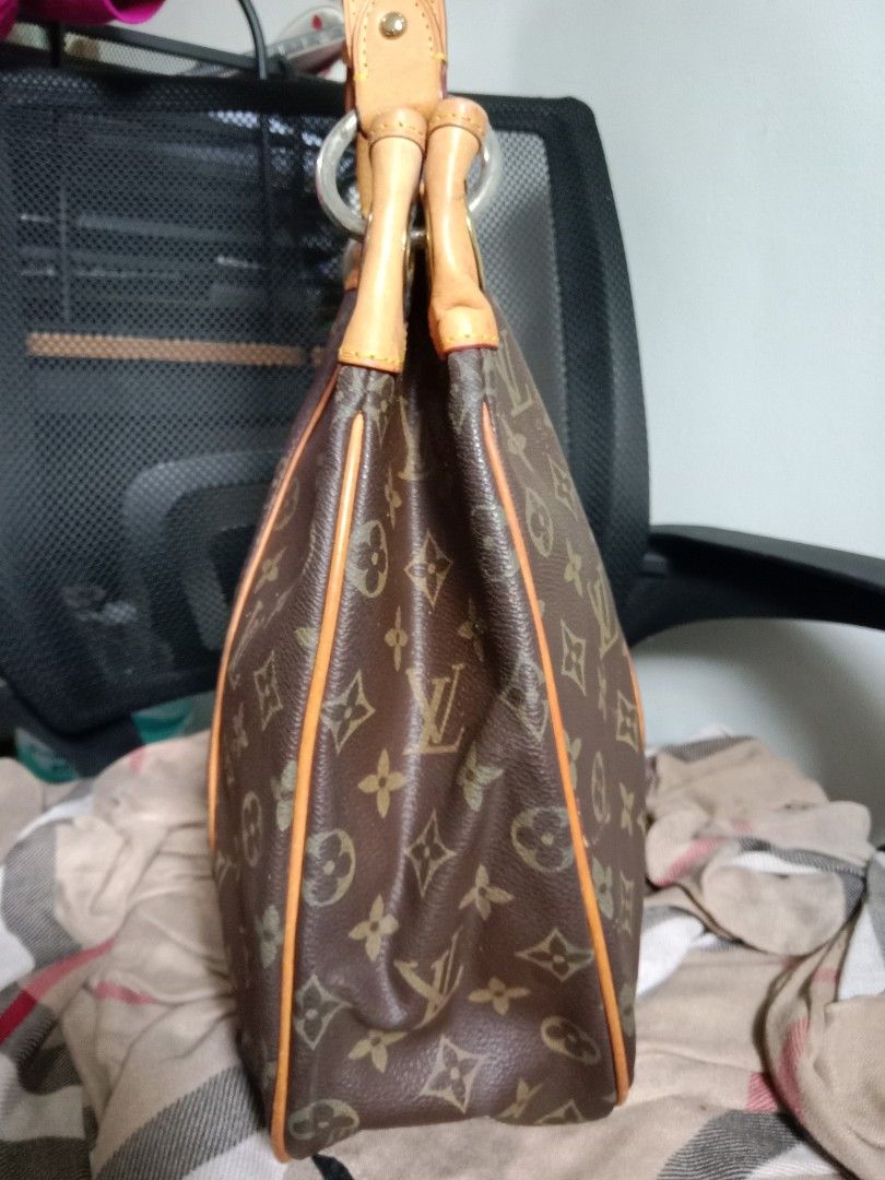 Louis Vuitton Monogram Canvas Shoulder Bag (Category: Luxury Bags & Wallets) located in Solano. Submitted by bags_infinity (Listing ID 1471310698, Image 3). Description: ✨slightly negotiable ✨yes, available po if still listed 🌷12 in length 🌷15 height .