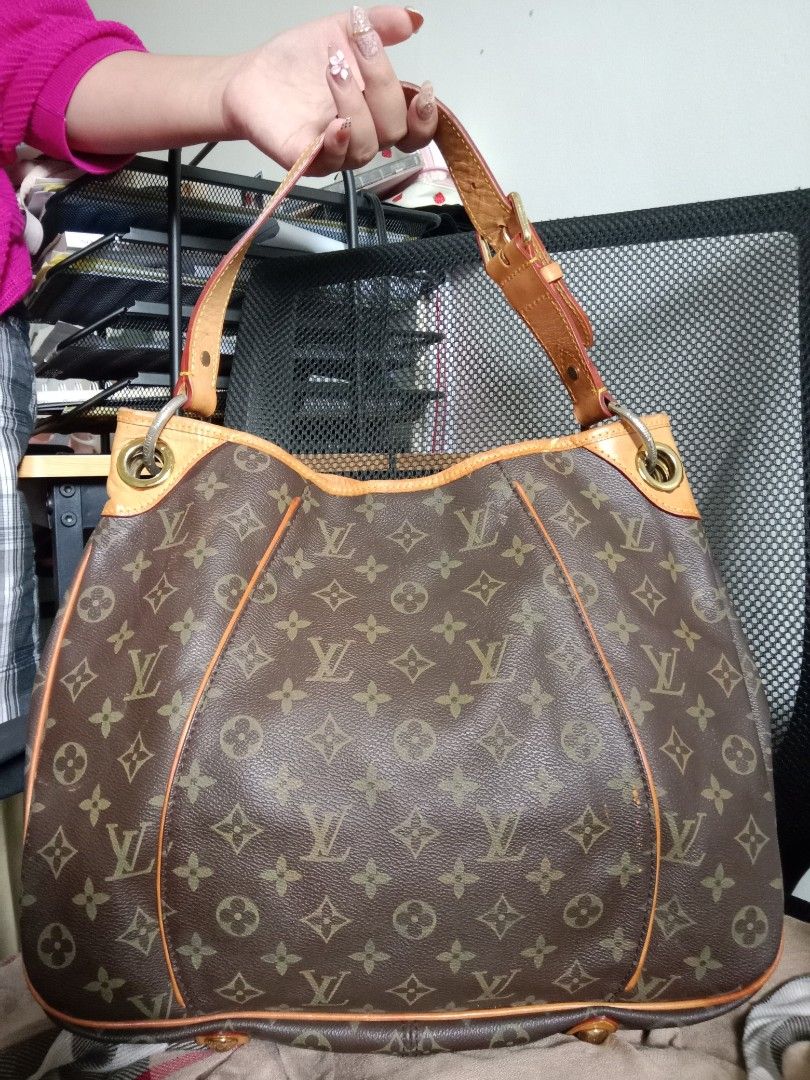 Louis Vuitton Monogram Canvas Shoulder Bag (Category: Luxury Bags & Wallets) located in Solano. Submitted by bags_infinity (Listing ID 1471310698, Image 2). Description: ✨slightly negotiable ✨yes, available po if still listed 🌷12 in length 🌷15 height .