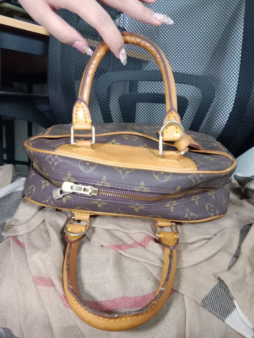 Louis Vuitton Monogram Canvas Handbag (Category: Luxury Bags & Wallets) located in Solano. Submitted by bags_infinity (Listing ID 1471327361, Image 3). Description: ✨slightly negotiable ✨yes, available po if still listed 💐with code 🌷11" length 🌷9" height.