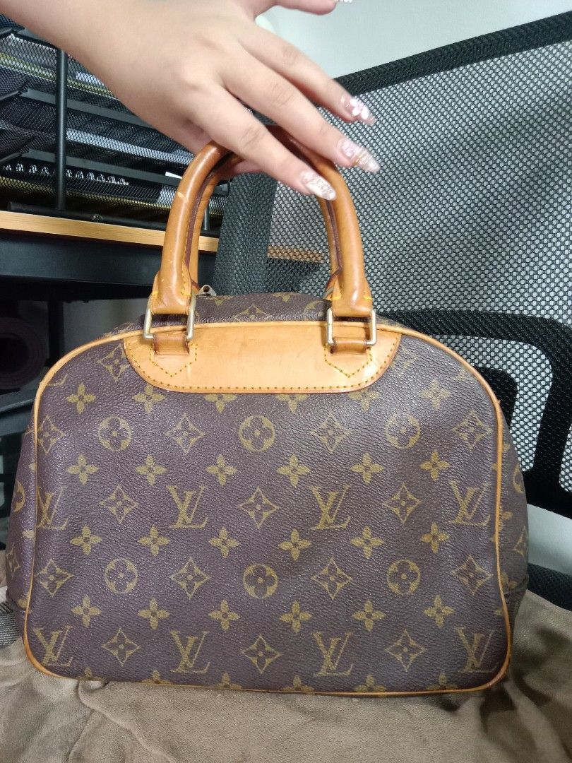 Louis Vuitton Monogram Canvas Handbag (Category: Luxury Bags & Wallets) located in Solano. Submitted by bags_infinity (Listing ID 1471327361, Image 2). Description: ✨slightly negotiable ✨yes, available po if still listed 💐with code 🌷11" length 🌷9" height.
