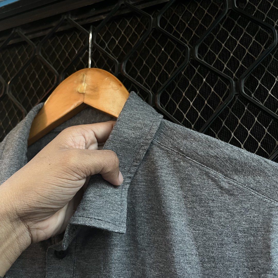Lululemon Gray Evolution Performance polo shirt (Category: Activewear) located in Taguig. Submitted by scoutandloots (Listing ID 1471317377, Image 3). Description: Lululemon Gray Evolution Performance polo shirt • Size: L • 21x28 .