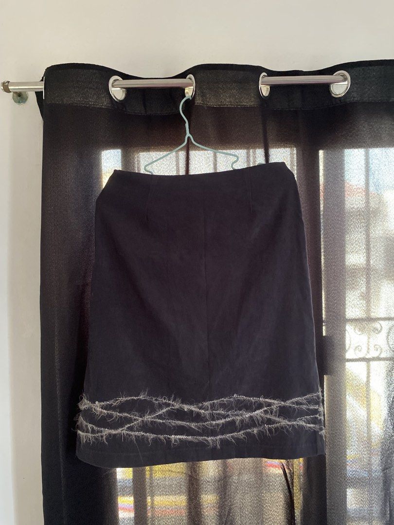 navy blue midi skirt w/ front slit (Category: Skirts) located in Angono. Submitted by gunguny0gurt (Listing ID 1471312841, Image 2). Description: size: m waist: 31 in length: 24.25 in - straight cut skirt - cotton suede material - in good condition loc: sampaloc, manila sf shouldered by buyer mop: gcash mod: jnt / lalamove can do meet up around ubelt .