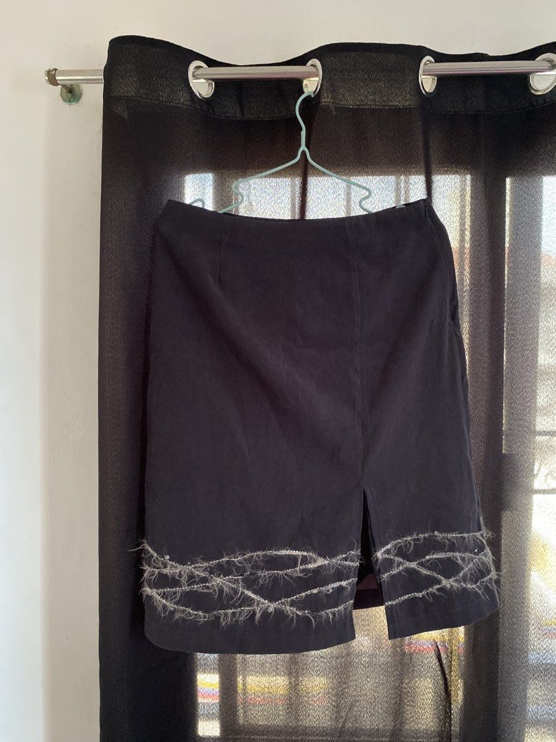 navy blue midi skirt w/ front slit (Category: Skirts) located in Angono. Submitted by gunguny0gurt (Listing ID 1471312841, Image 1). Description: size: m waist: 31 in length: 24.25 in - straight cut skirt - cotton suede material - in good condition loc: sampaloc, manila sf shouldered by buyer mop: gcash mod: jnt / lalamove can do meet up around ubelt .