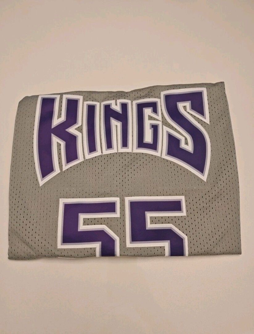 NBA Jersey Sacramento Kings (Category: Activewear) located in Manila. Submitted by sakazuki123 (Listing ID 1471331868, Image 2). Description: 24x31.