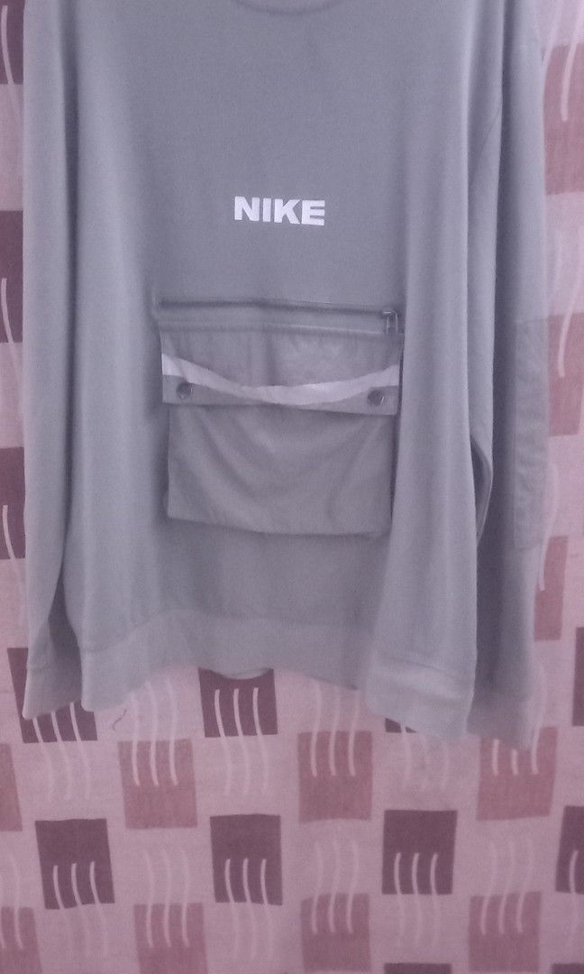 Nike crecneck nylon (reflectorized) (Category: Activewear) located in Manila. Submitted by nolie_bunao (Listing ID 1471298433, Image 3). Description: decluterring Nike Crew neck nylon reflectorized size : Large on tag excellent condition 9/10 width 23 length 30 no issue authenthic North caloocan.
