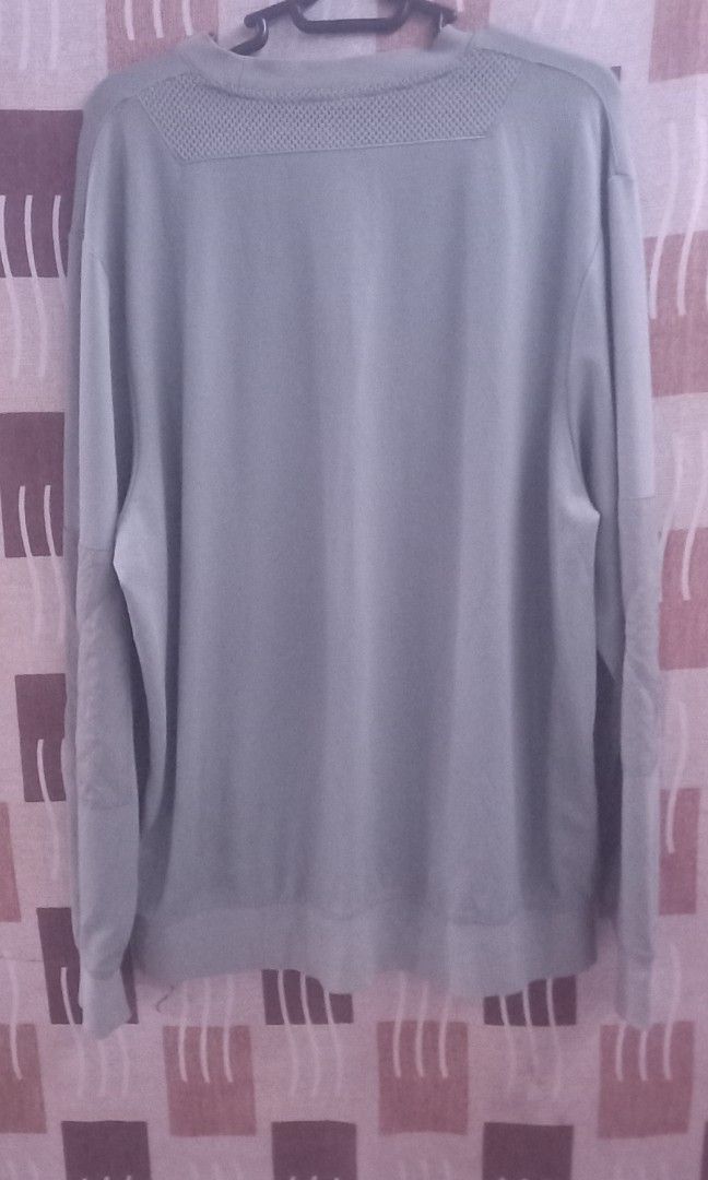 Nike crecneck nylon (reflectorized) (Category: Activewear) located in Manila. Submitted by nolie_bunao (Listing ID 1471298433, Image 2). Description: decluterring Nike Crew neck nylon reflectorized size : Large on tag excellent condition 9/10 width 23 length 30 no issue authenthic North caloocan.