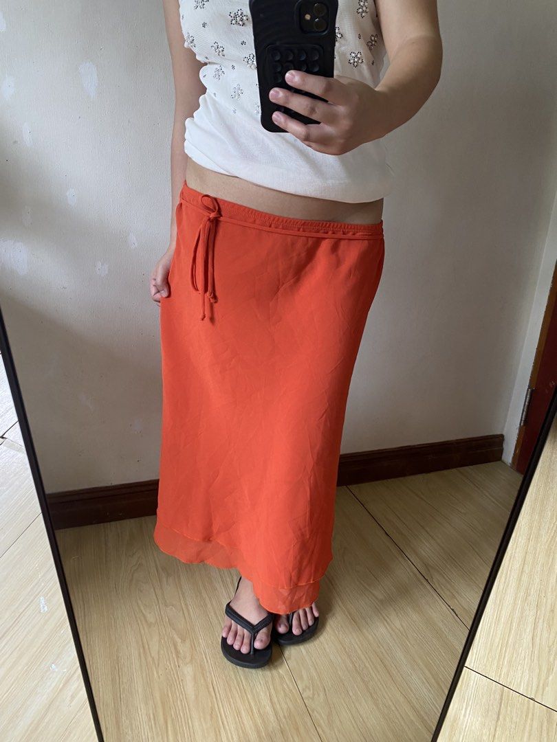 orange midi skirt (Category: Skirts) located in Manaoag. Submitted by wewhorewhat (Listing ID 1471338176, Image 2). Description: size 30-32 length 29 .
