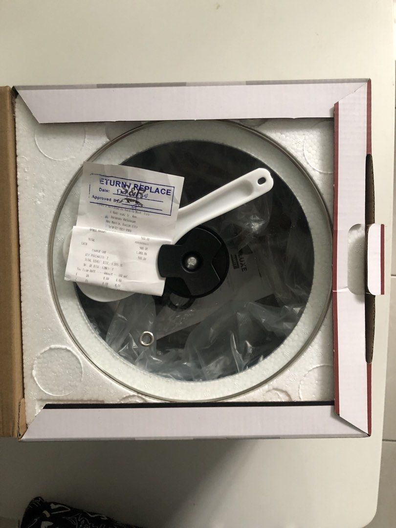 Rice Cooker (Category: Cookers) located in Manila. Submitted by quick.bensell (Listing ID 1471353991, Image 2). Description: 🍚 KÜCHENLUXE 1.8L DRUM TYPE RICE COOKER FOR SALE! Looking for a rice cooker for your home or dorm? Check out this Küchenluxe 1.8L Rice Cooker! Product Details: * Brand: Küchenluxe * Model: KRC18-M * Capacity: 1.8 Liters * Drum Type Rice Cooker * 10-cup capacity (as indicated on packaging) .