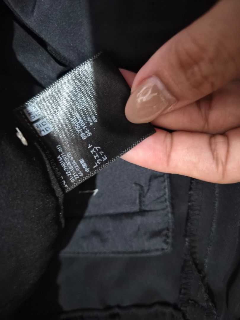Uniqlo Black Pants Size L (Category: Trousers) located in Cavite. Submitted by frombellas (Listing ID 1471345313, Image 2). Description: - Brand: Uniqlo - Color: Black - Size: L (Waist: 69-75cm, Hips: 94-100cm) - Design: Clean pleated front with chic ankle cuffs - Comfort: Elastic waistband at the back for an easy fit - Material: Smooth, high-quality fabric - Versatility: Perfect for both office wear and casual days.