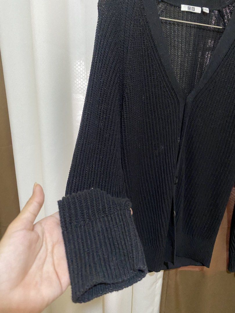 Uniqlo Cardigan (Category: Longsleeves) located in Calamba. Submitted by dreamela (Listing ID 1471339288, Image 3). Description: -no issues -complete buttons -crochet type -color rating 10/10 .
