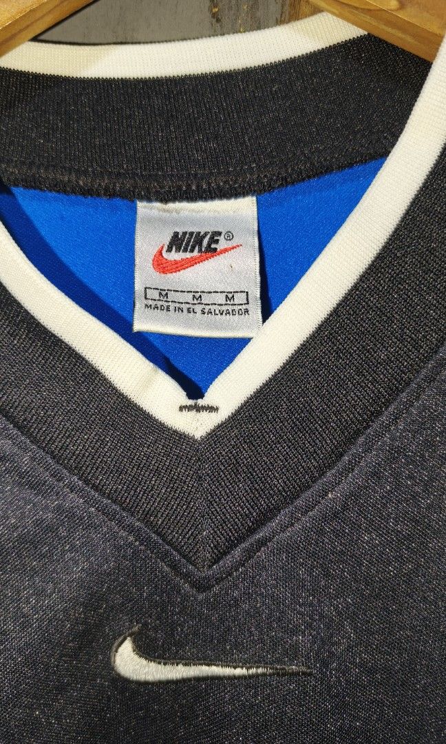 VINTAGE NIKE T-SHIRT (Category: Tshirts & Polo Shirts ) located in Makati City. Submitted by updownthrift (Listing ID 1471301845, Image 2). Description: NO ISSUE.