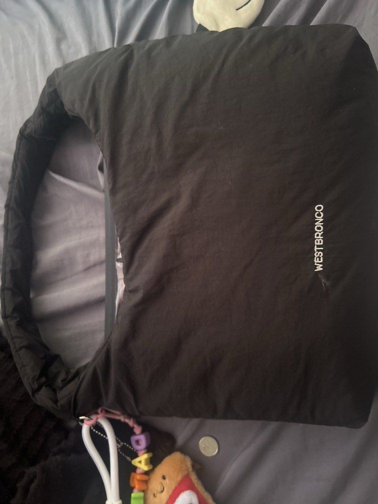 Westbronco puffer hobo bag (Category: Tote Bags) located in Manila. Submitted by ddaemss (Listing ID 1471308887, Image 1). Description: Recently bought back in January 29. There are no defects and the product is still perfectly good. 1 keychain is included on the product and the rest are not. If interested, kindly chat me for more infos..