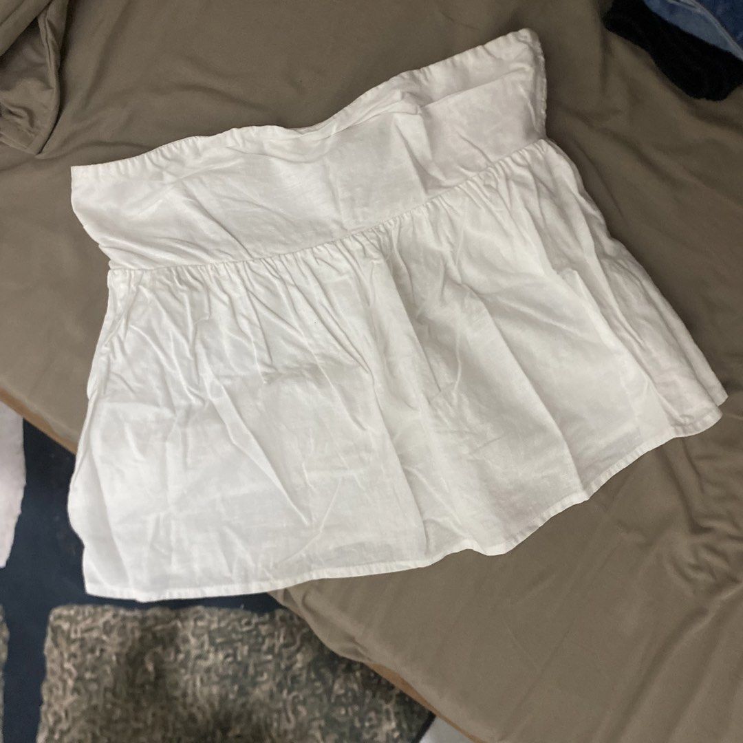 White tube top ruffle hem strapless top (Category: Sleeveless) located in Davao. Submitted by hercloset.dvo (Listing ID 1471429899, Image 1). Description: .