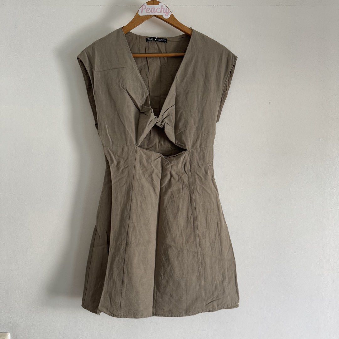 Zara olive green dress (Category: Dresses) located in Manila. Submitted by apparella.ph (Listing ID 1471344268, Image 3). Description: Needs iron lang to appreciate Super oretty 10/10 condition May pag ka linen din ung tela, with double lininbwst fits M frames Bust:36 Waist:28 Length.33 ☑️Everything is my Own preloved / BNWT/BNWOT ☑️ not thrifted/Ukay ☑️ malukot sa picture kasi na stock sa cabinet (tinatamad mag plantsa ✌️ ) ☑️Personal items ( us