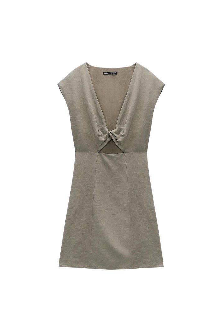 Zara olive green dress (Category: Dresses) located in Manila. Submitted by apparella.ph (Listing ID 1471344268, Image 1). Description: Needs iron lang to appreciate Super oretty 10/10 condition May pag ka linen din ung tela, with double lininbwst fits M frames Bust:36 Waist:28 Length.33 ☑️Everything is my Own preloved / BNWT/BNWOT ☑️ not thrifted/Ukay ☑️ malukot sa picture kasi na stock sa cabinet (tinatamad mag plantsa ✌️ ) ☑️Personal items ( us