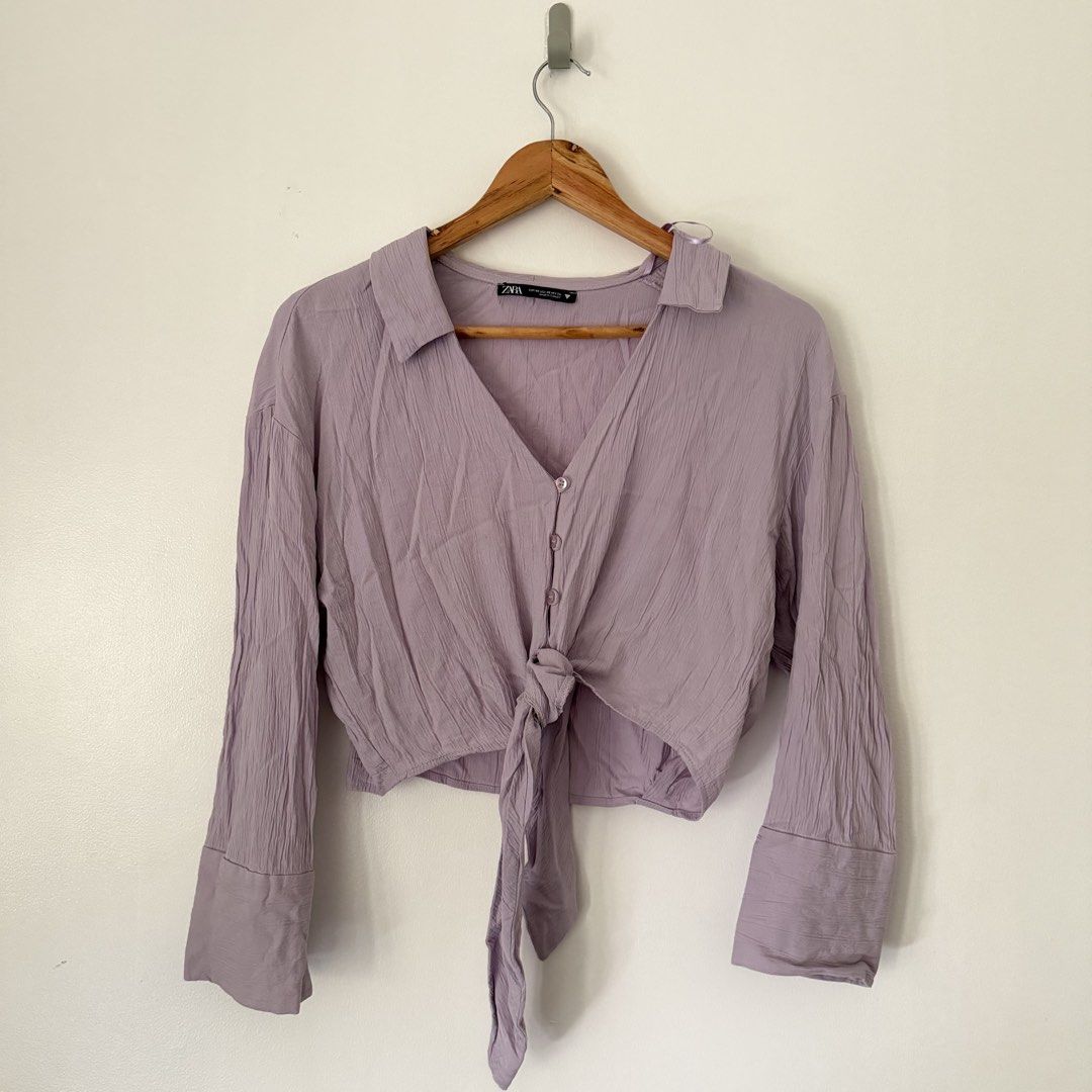 Zara Top, Lavender Tie-Front Crop Blouse (Category: Blouses) located in Paranaque City. Submitted by faveactivewear (Listing ID 1471320469, Image 1). Description: - Brand: Zara - Size: XS - Color: Pastel Lavender - Design: Collared neckline, front button closure, and self-tie knot at the hem Please check all photos before purchasing. Feel free to message me if you have any questions or need additional photos! 😊 📍 PICKUP LOCATION Parañaque City 