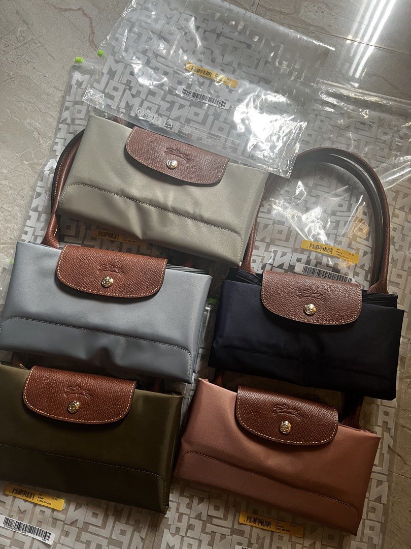 10.10 Drop Longchamp Original Le Pliage (Category: Luxury Bags & Wallets) located in Lipa City. Submitted by LBRPoshDealsEtc (Listing ID 1465822364, Image 3). Description: CLEARANCE! 1 piece each color only! LAST PRICE POSTED +SF *Price posted is for EACH bag 💯new and authentic Longchamp Le Pliage Original Classic Large long handle Color Steel blue Color Khaki Color Pebble Medium long handle Color Marine Navy Color PinkTea Made in China 🇨🇳 Wit