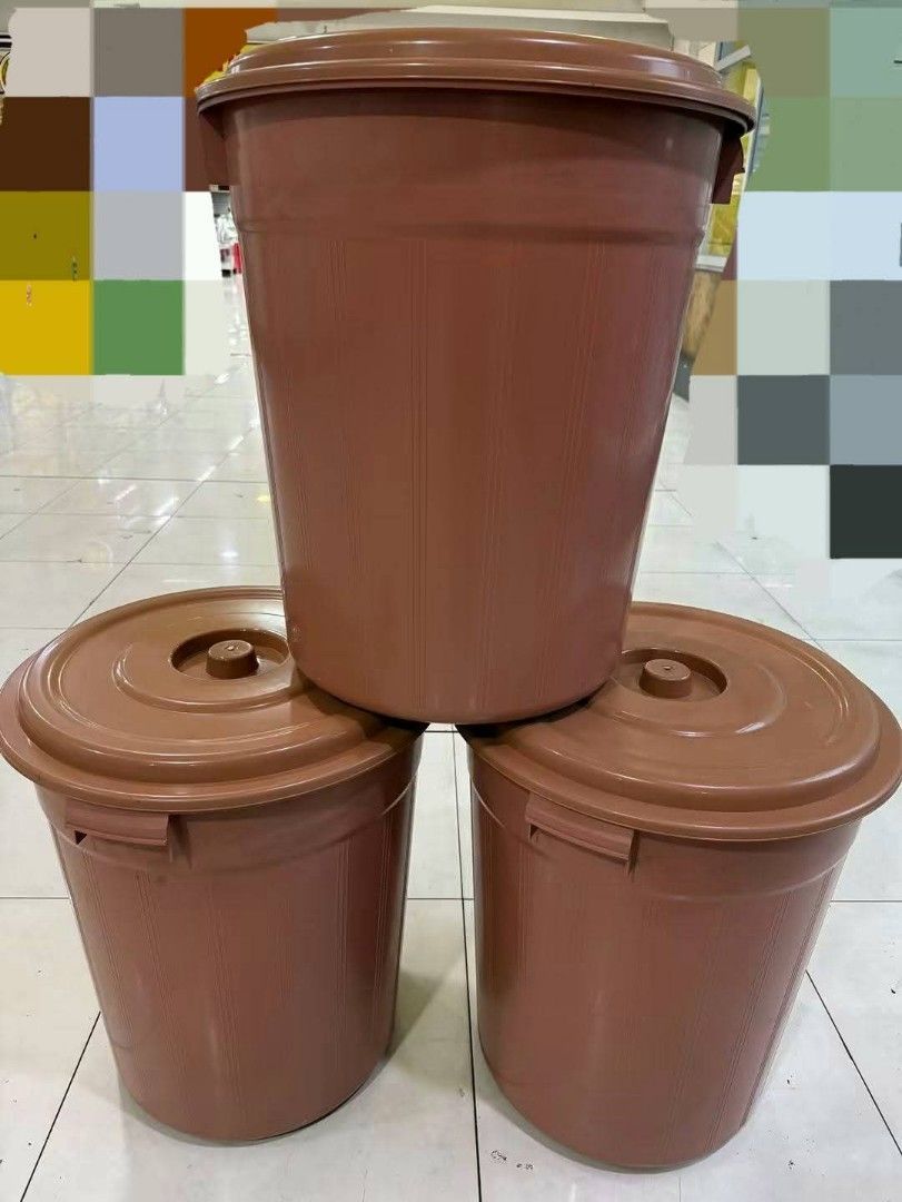 110L Large Plastic Storage Container Bin with Lid (Category: Storage Boxes & Baskets) located in Pasig City. Submitted by chasndvl (Listing ID 1465823225, Image 2). Description: - Capacity: Spacious 110 liters of water - Build: Heavy-duty, solid plastic construction with a clean finish - Design: Secure lid featuring a convenient top handle for easy carrying - Colors: Available in black and mocha - Condition: Brand new and ready for use.