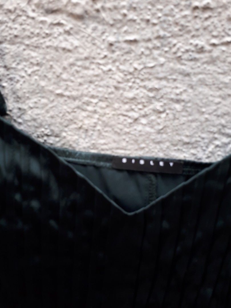 15x21 sisley spag strap top (Category: Sleeveless) located in Quezon City. Submitted by secretluxuryshop (Listing ID 1465792885, Image 3). Description: .