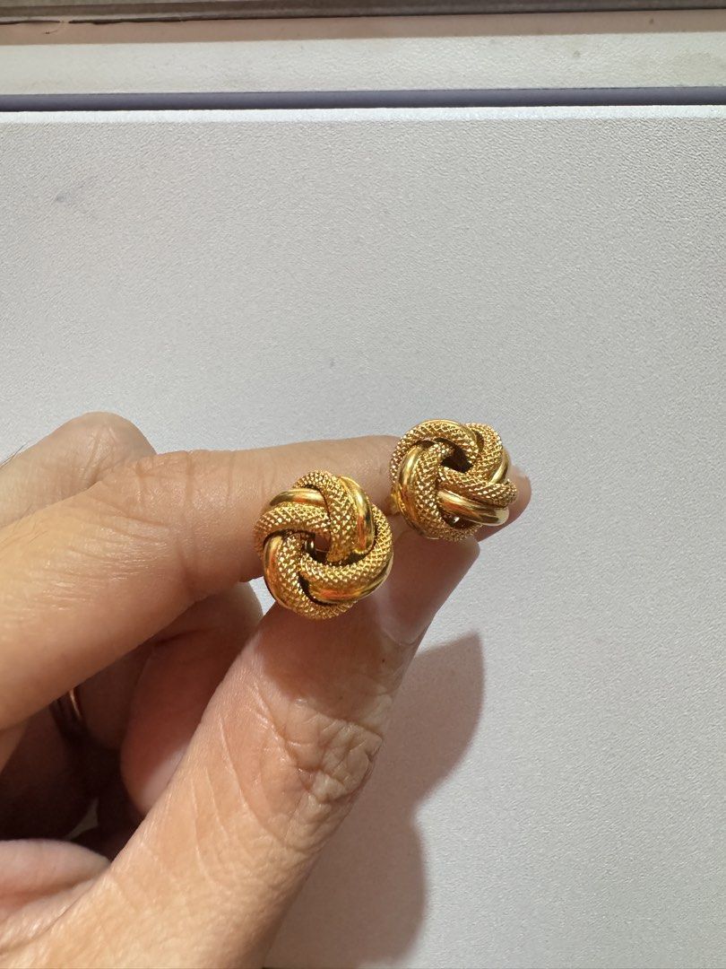 18k knot earrings 2.3grams (Category: Earrings) located in Manila. Submitted by annepalanioalfaro (Listing ID 1465822253, Image 2). Description: 2.3grams 18k saudi gold knot earrings 7500 per grams brandnew.